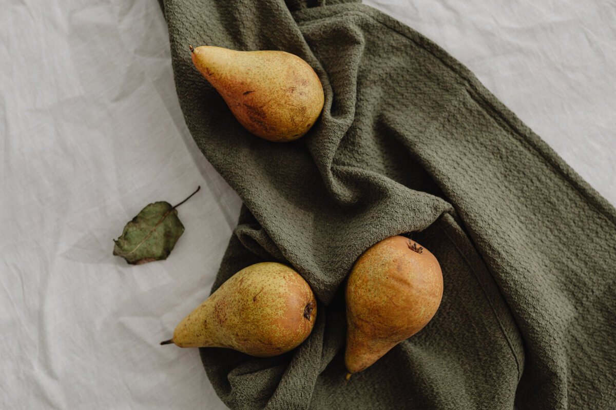 kaboompics_Still Life With Pears