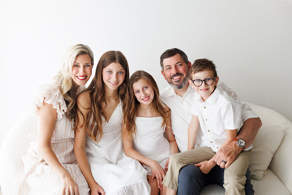 naturallightfamilyoncouchsmiling
