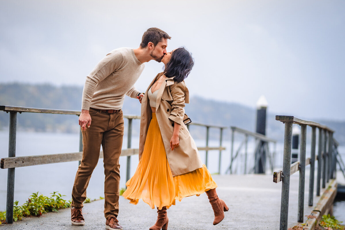 couple-kissing-on-dock