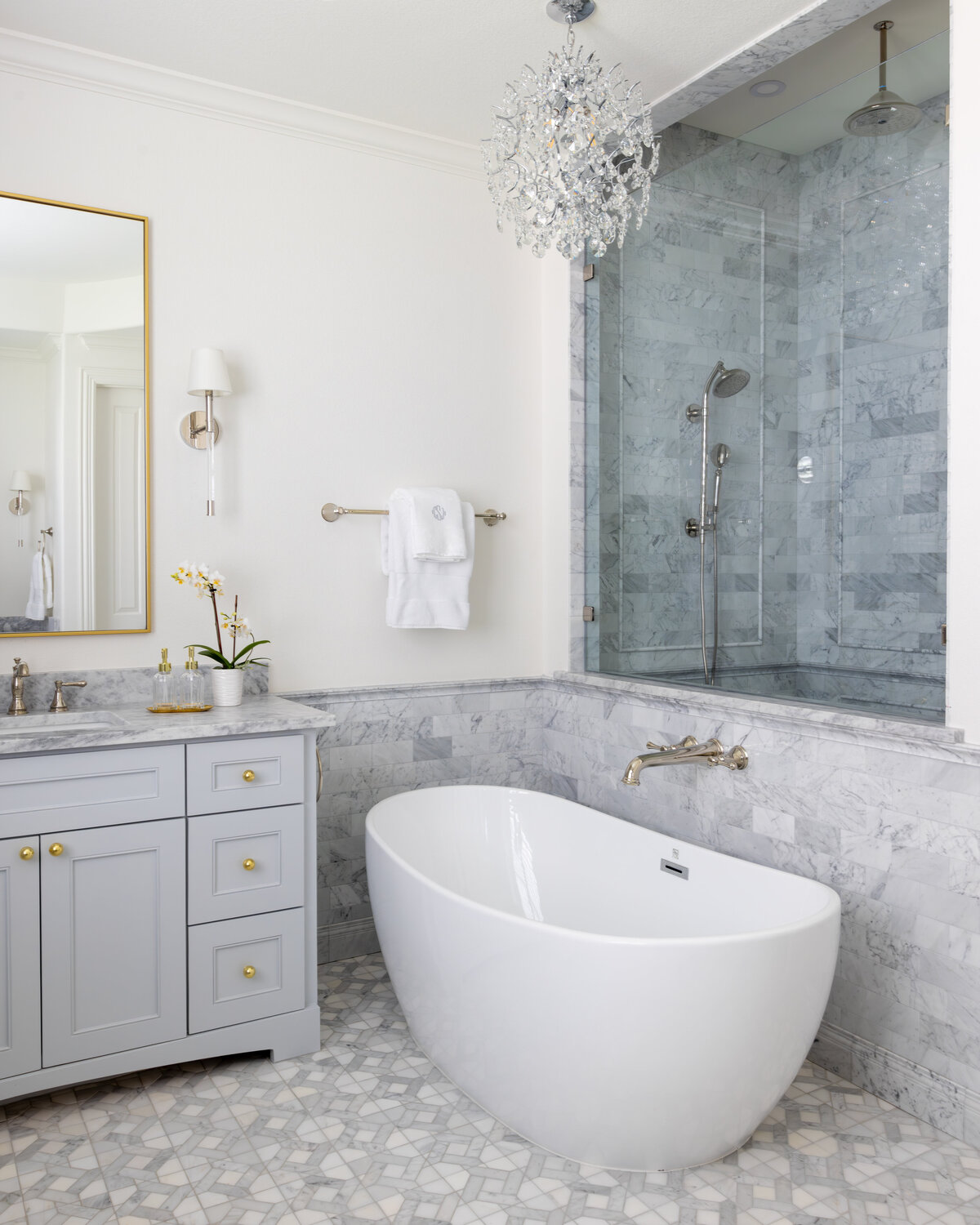 kyleen bushroe interiors white bathtub neutral backsplash