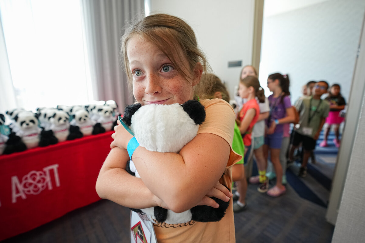 kansas-city-event-photography-0285-girl-hugging-stuffed-animal-at-event