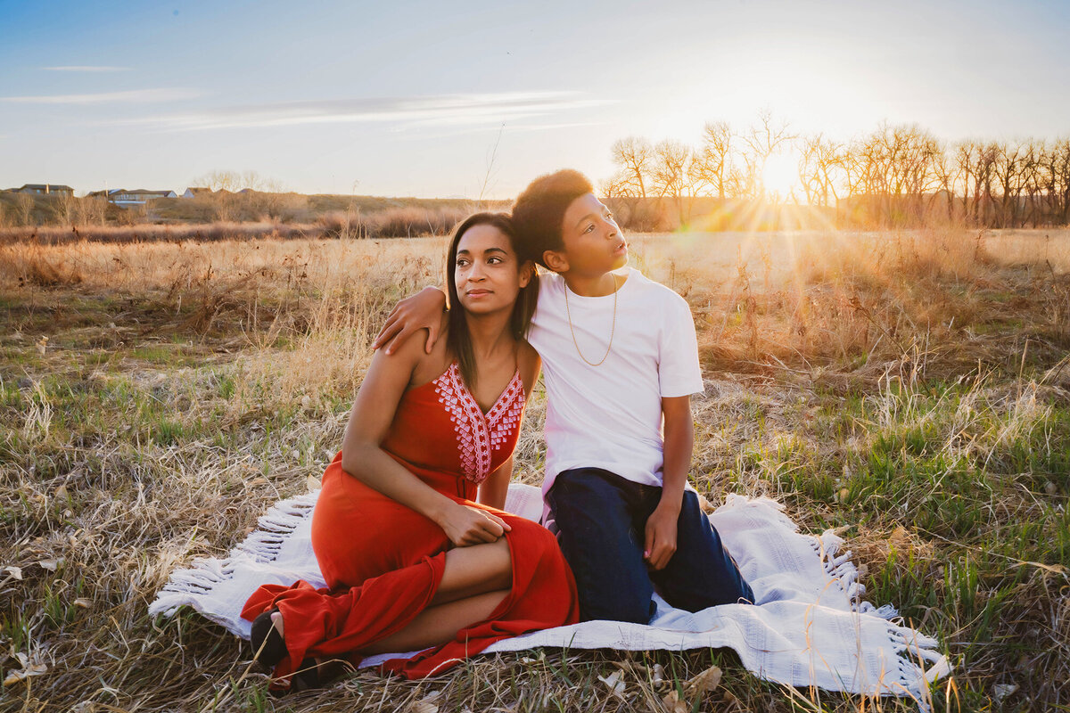 mother-son-outdoor-sunset-love-17