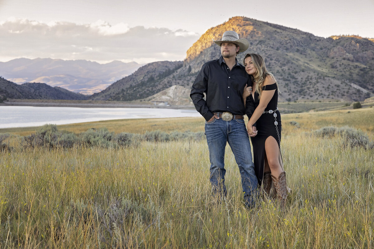 Shanna-Mae-Photography-Montana-Photographer-Engagement-Couples-Classy-Western-Mountains-Sunset-Ennis-Bozeman-006