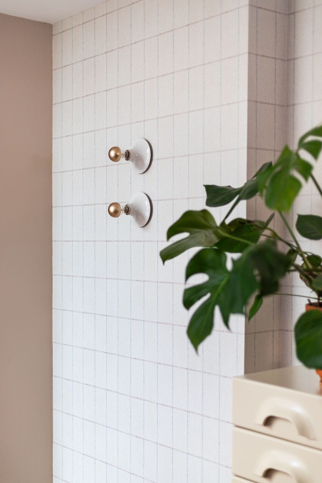 kamerplant met behang en wandlampen