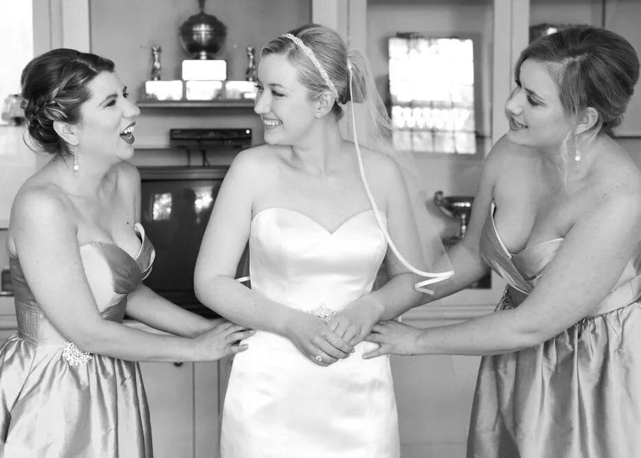 bride-with-bridesmaids-getting-ready-wedding