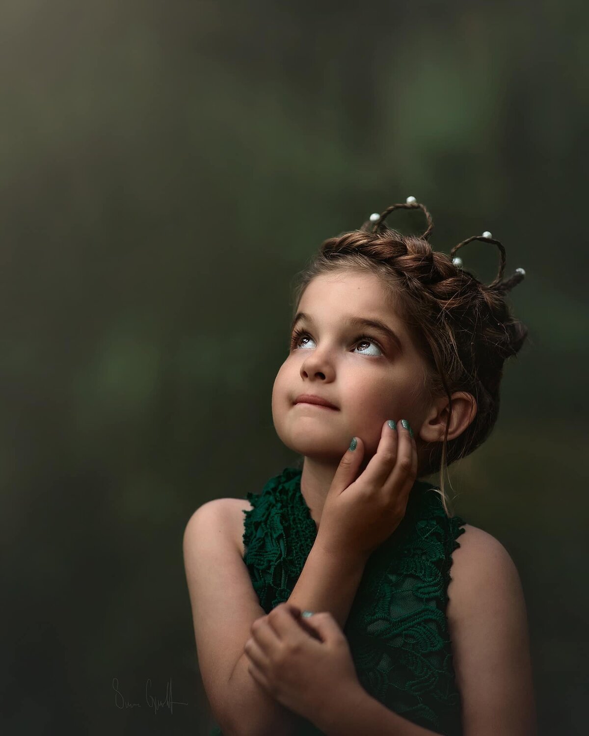 flicka med krans av eget hår, i en grön klänning - skogens drotting