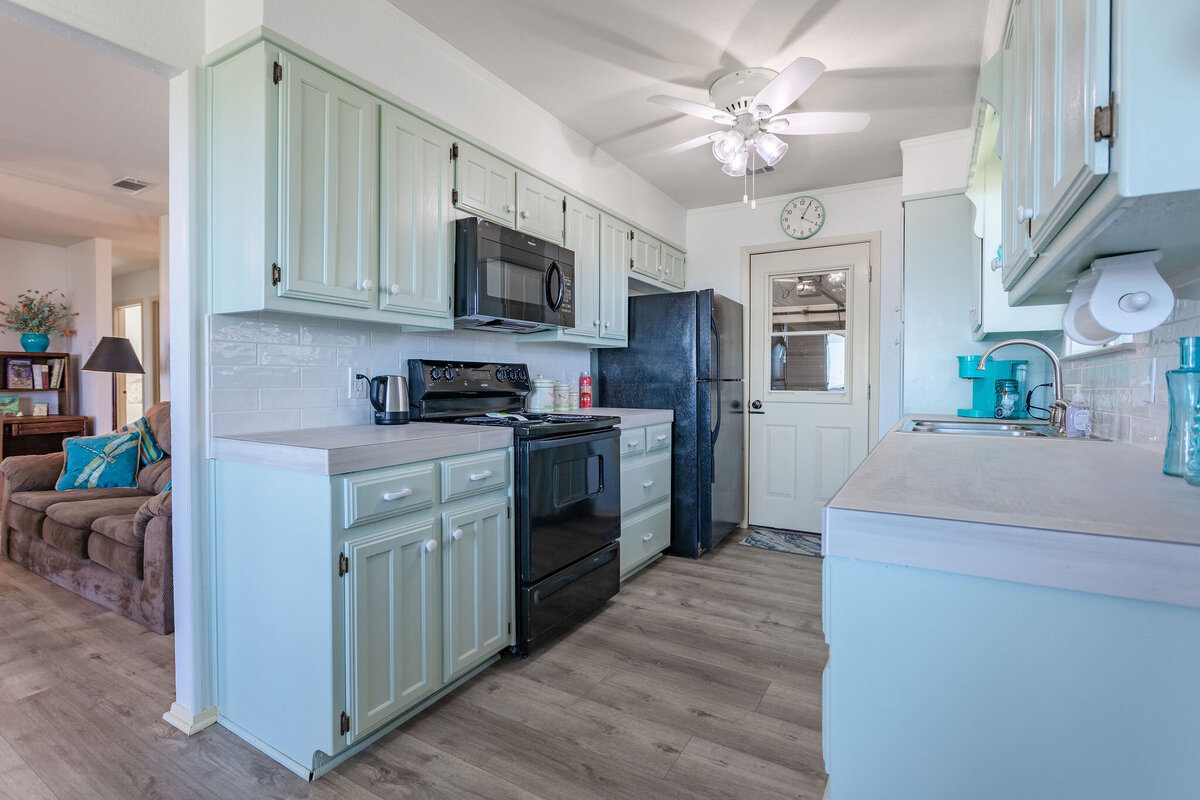 Fully equipped kitchen in this 2-bedroom, 2-bathroom lakeside vacation rental home for 6 guests on Tradinghouse Lake with privacy access to a fishing dock and boat launch pad, ping pong table, gazebo, free wifi and free parking in Waco, TX.