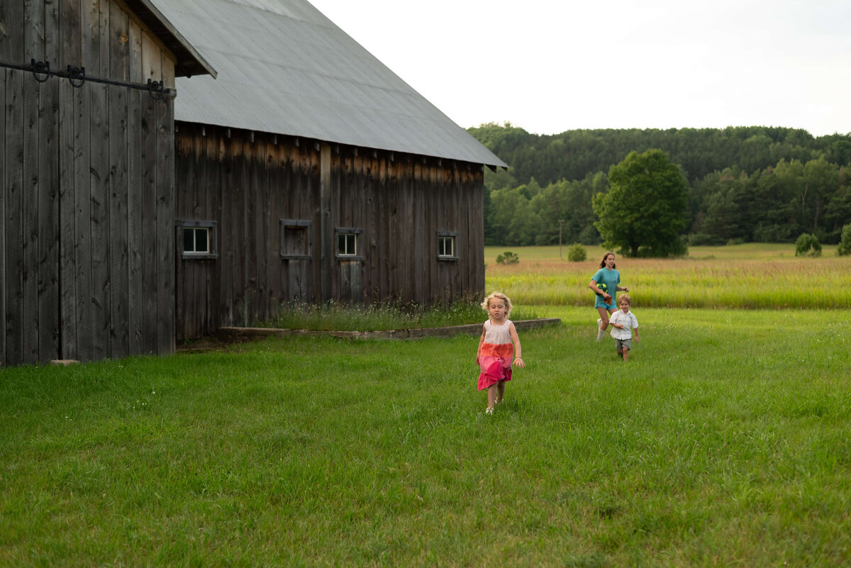 vintage car and old barn m22 family photos-July 05, 2024-DSC_0506