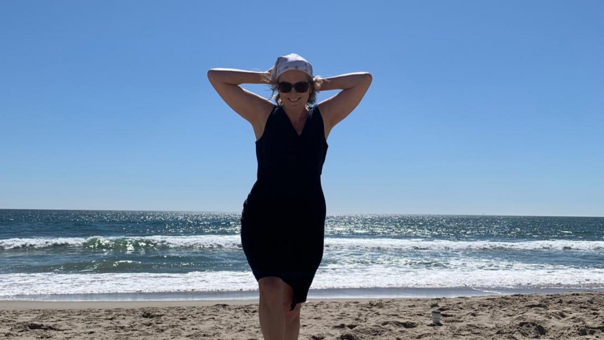 Femke walks on Venice Beach and smiles 