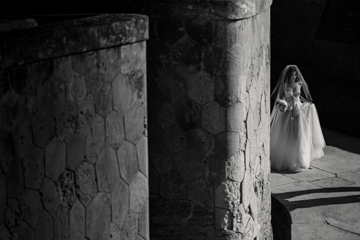 dramatic black and white photo of bride at cap rocat mallorca