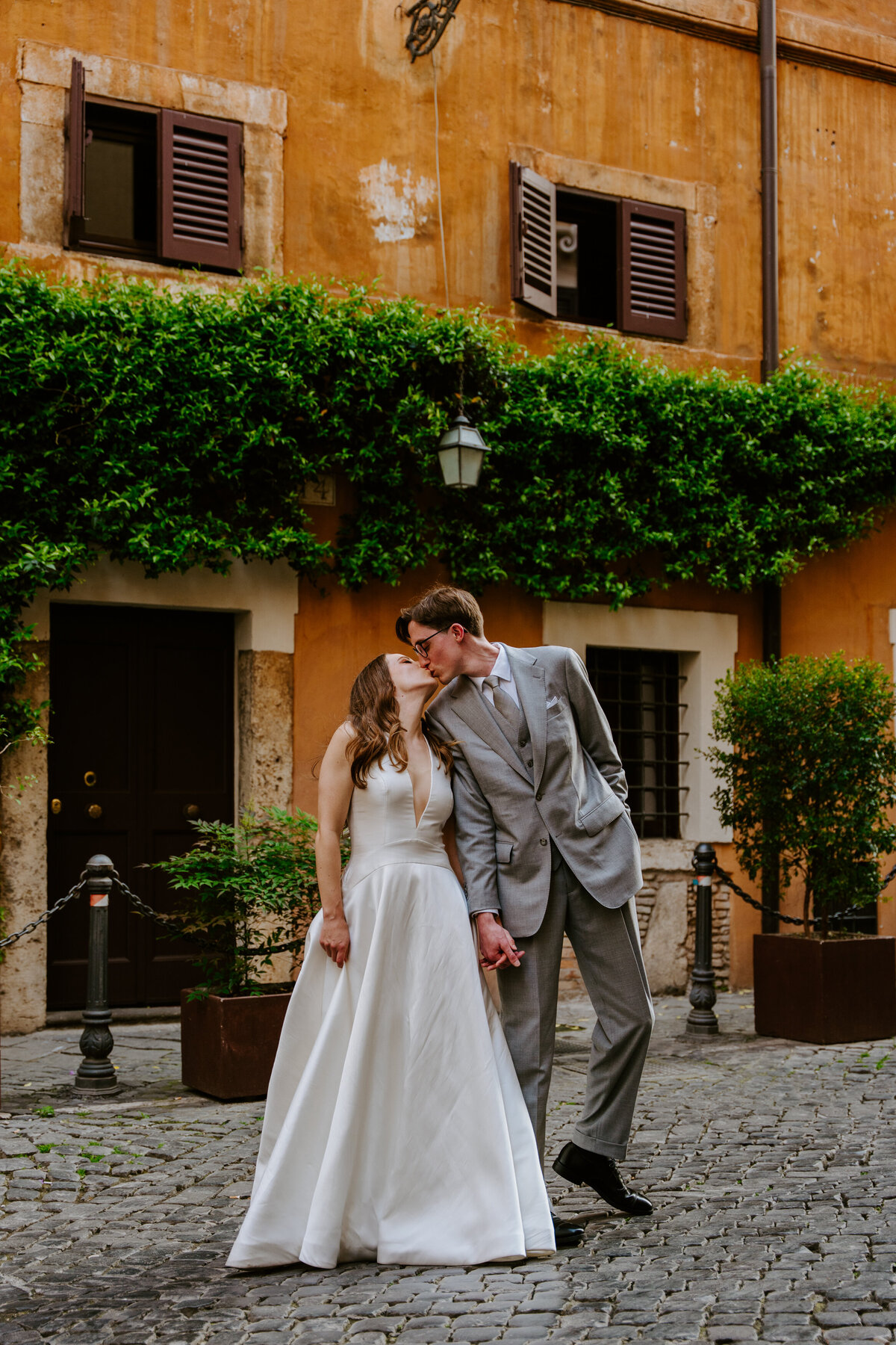 Romantic moment in a narrow Rome alleyway.
