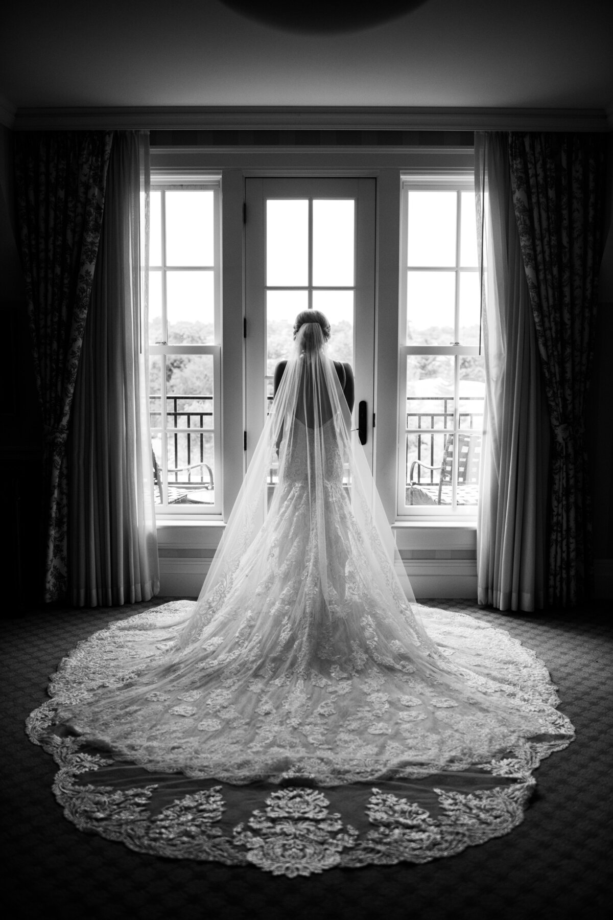 Niki Marie Photography Classic Timeless Wedding Photographer Detroit Michigan Chicago Illinois New York New Destination Travel Fine Art High End Luxury Wedding Engagement Elopement Photo Black White Elegant Traveling Travel City22