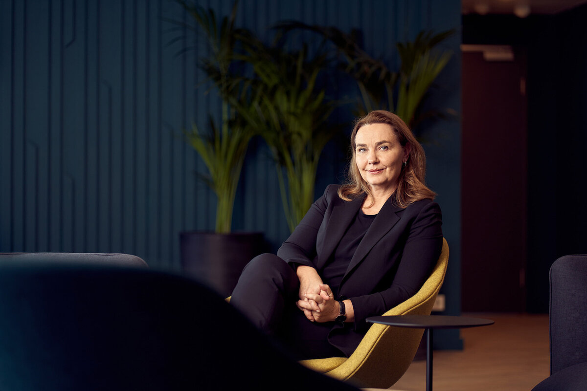 Modernes Businessportrait einer weiblichen Führungskraft in elegantem Setting – fotografiert von Atelier Schulte in Wien. Professionelle Businessfotografie für Unternehmen in ganz Österreich.