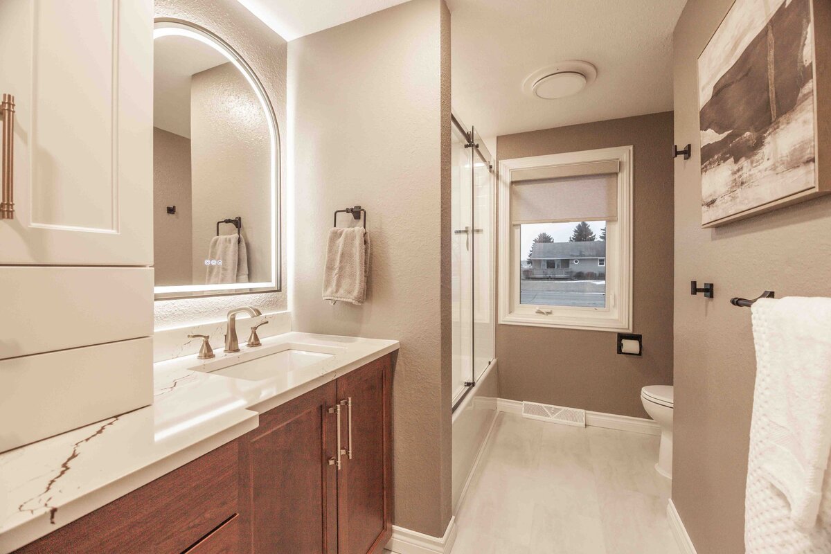 warm, neutral bathroom colors