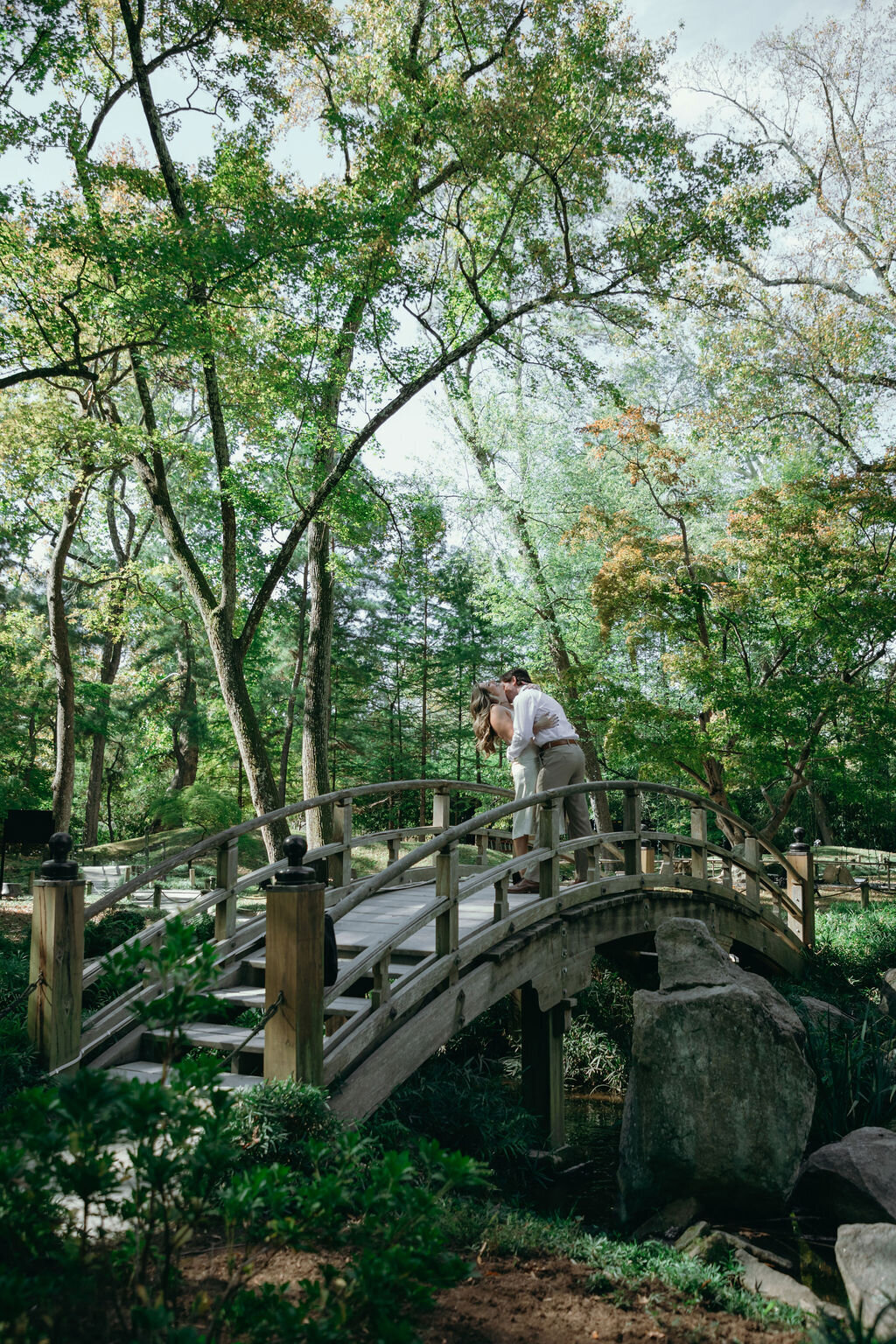 meredith-michel-photography-romantic-bridge-kiss-richmond-va