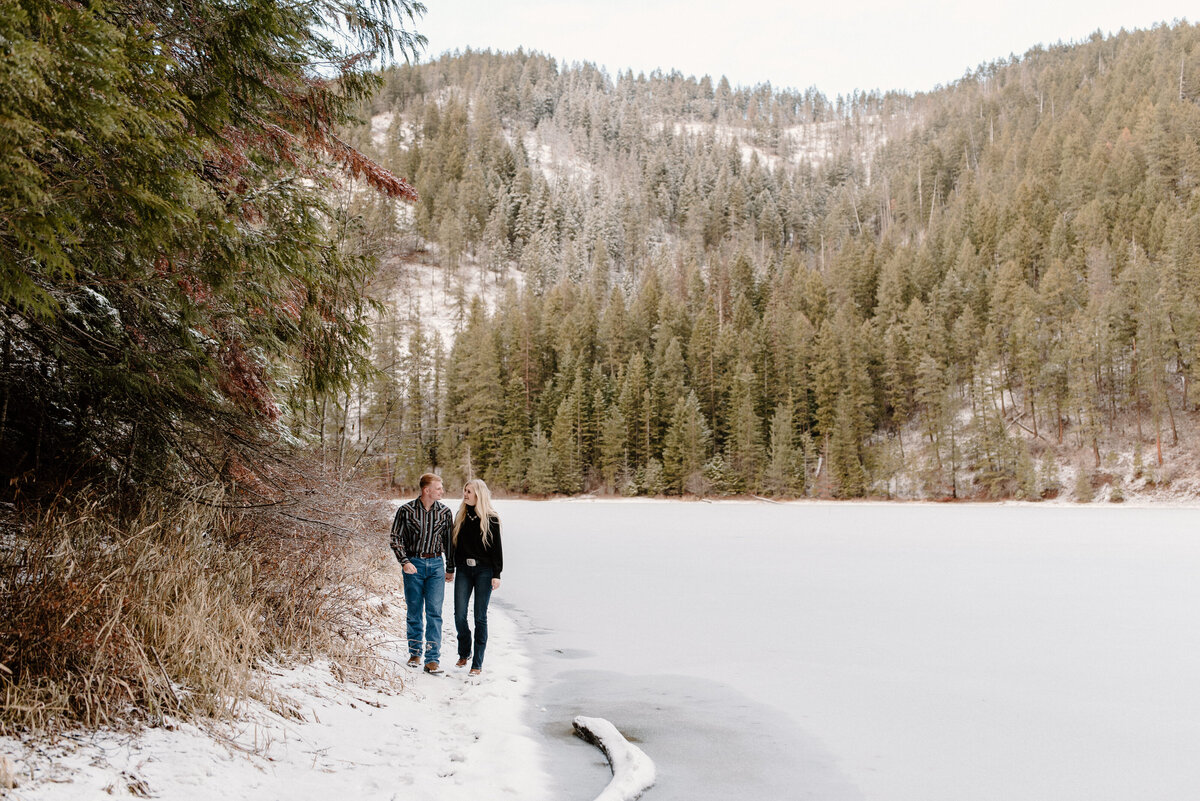 alpine_lake_winter_engagement_session_03