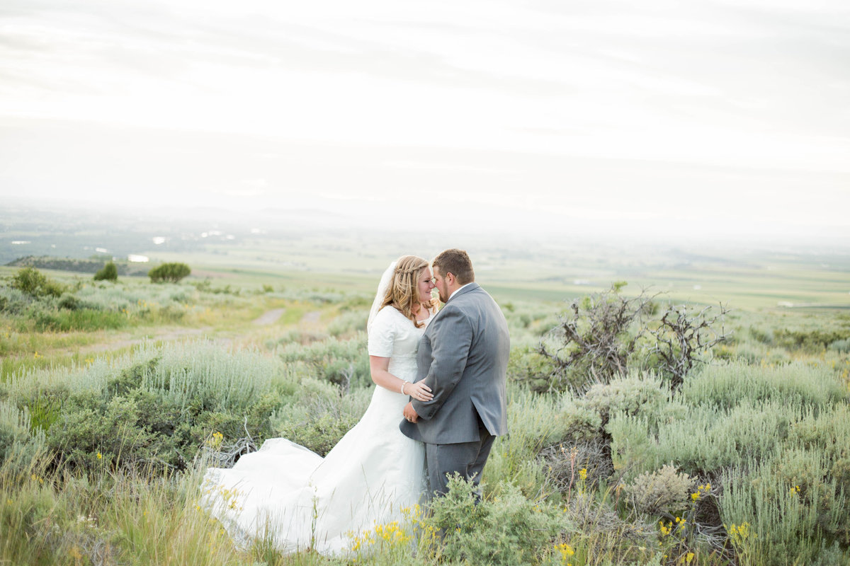 Idaho wedding photographer captures outdoor wedding bridal portraits