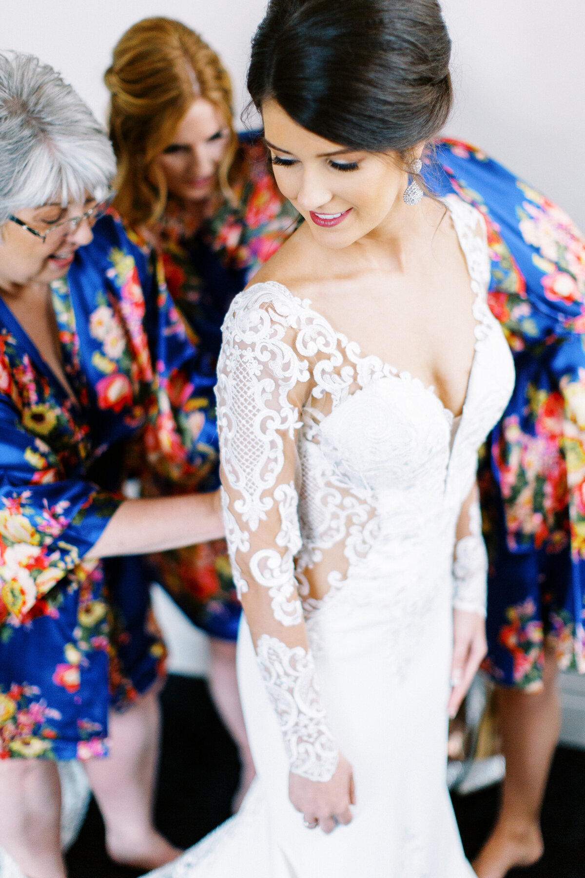 bride getting ready in Minneapolis city hall