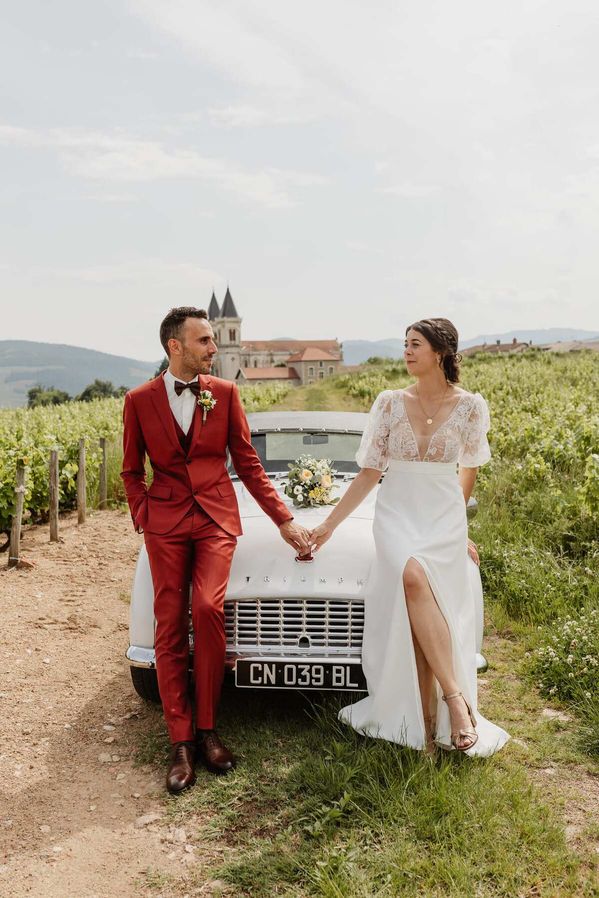 Violaine-et-Damien-mariage-couple-exterieur-vignes-voiture-collection-2