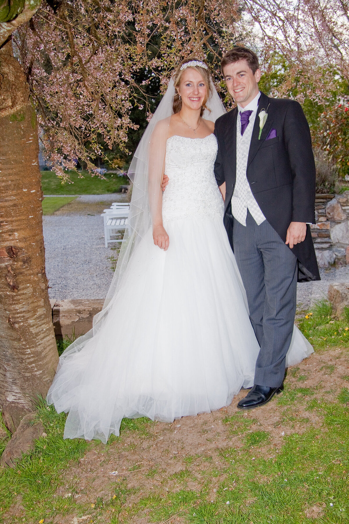 pro-story-photography_bride-&-groom-posing-under-tree_kitley-house_yealmpton_devon