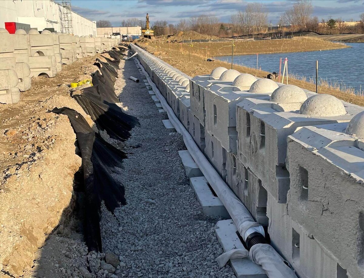 redi-rock-commercial-retaining-wall-knob-groove
