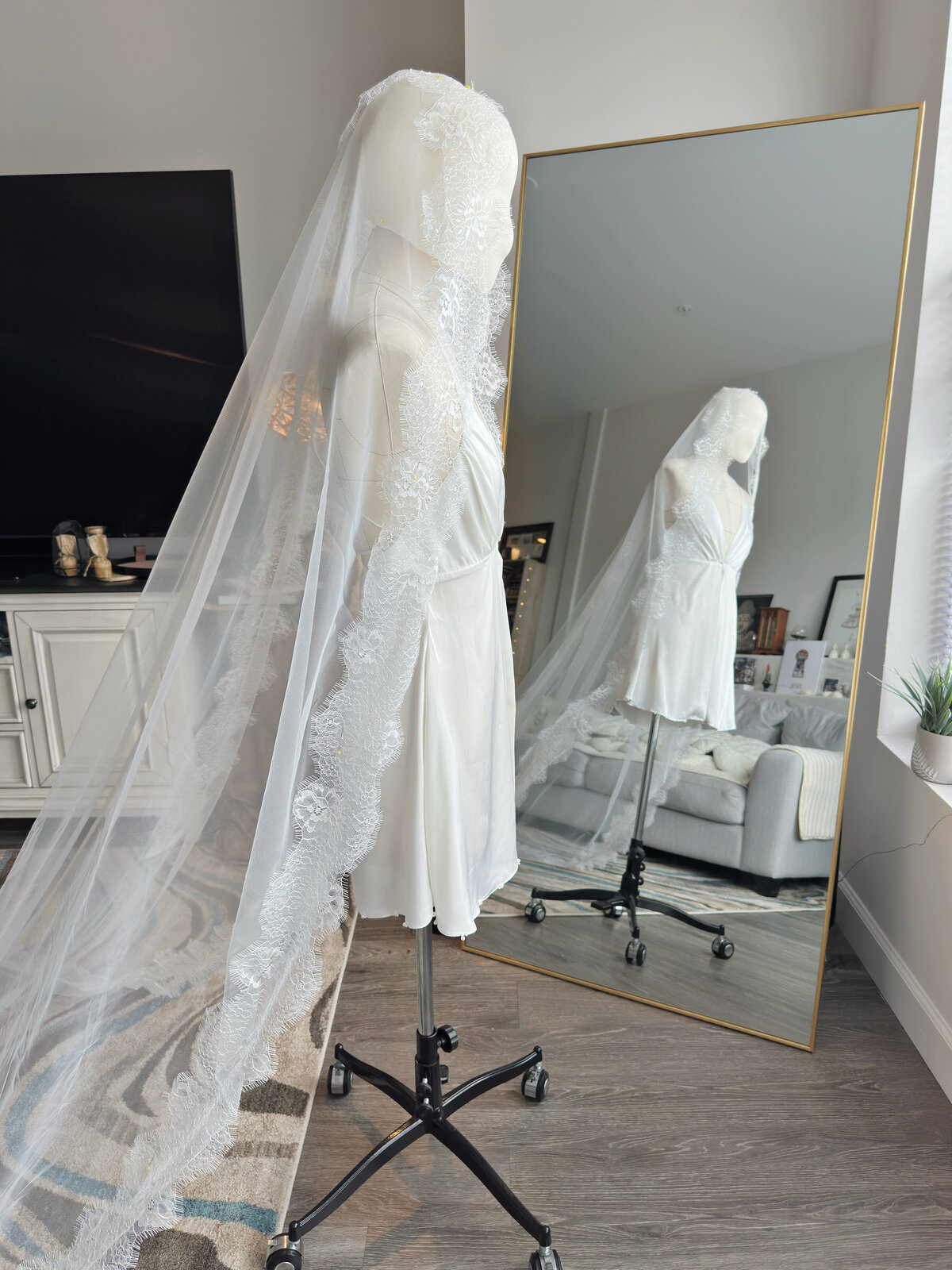 Ivory mantilla bridal veil layered over soft Hollywood waves