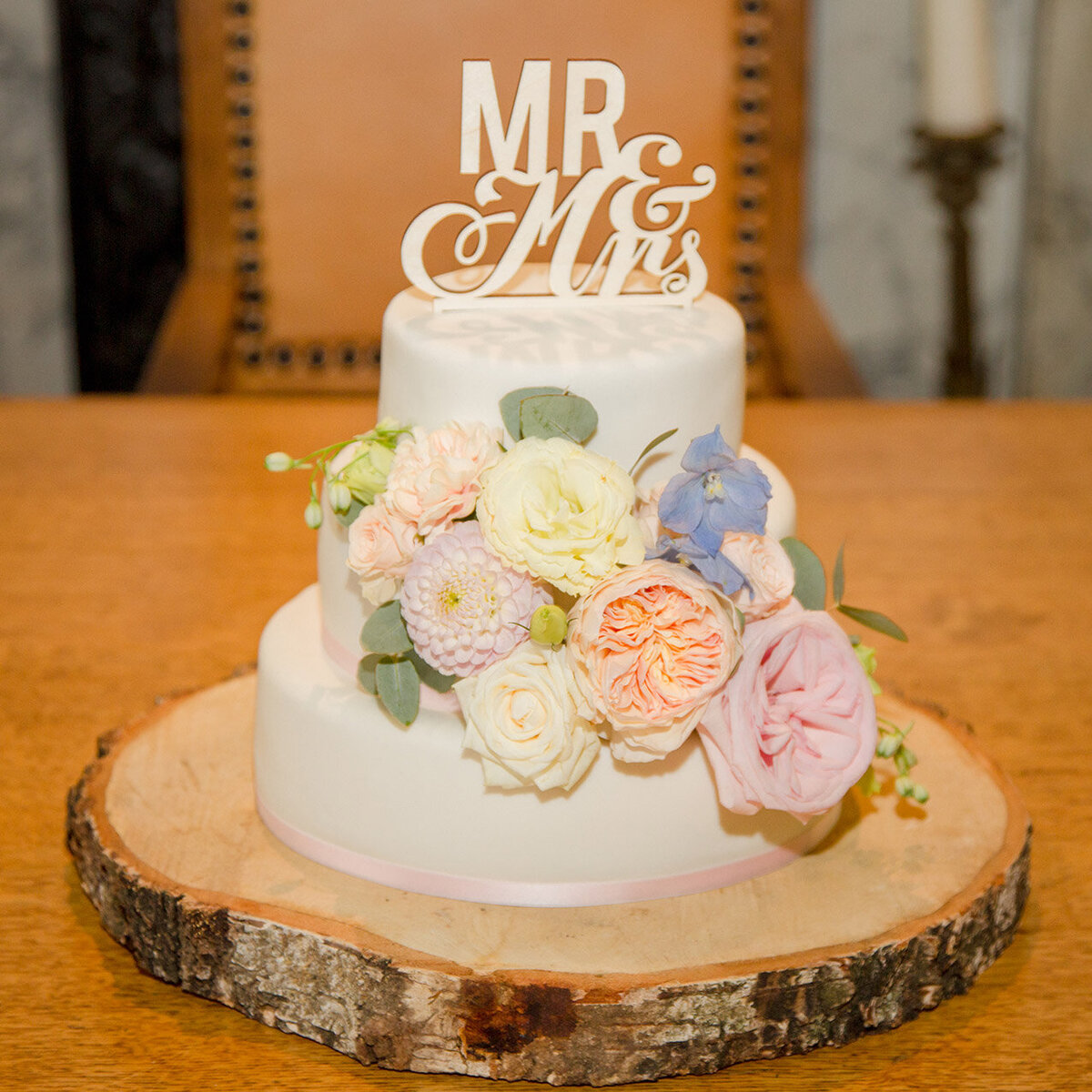 Bruidstaart van Berg's Bakery met verse rozen in pasteltinten