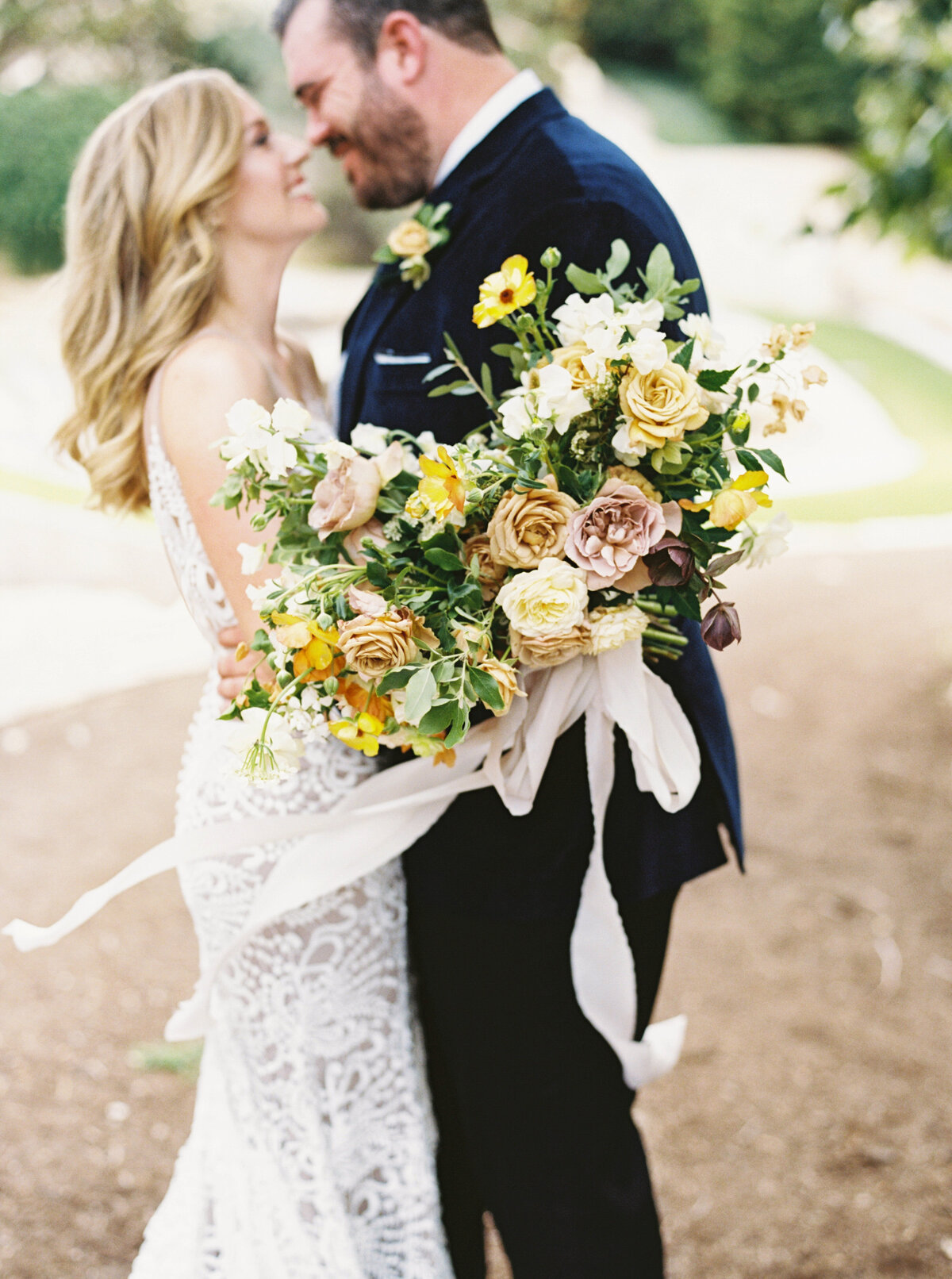 max-owens-design-italian-villa-wedding-02-yellow-bouquet