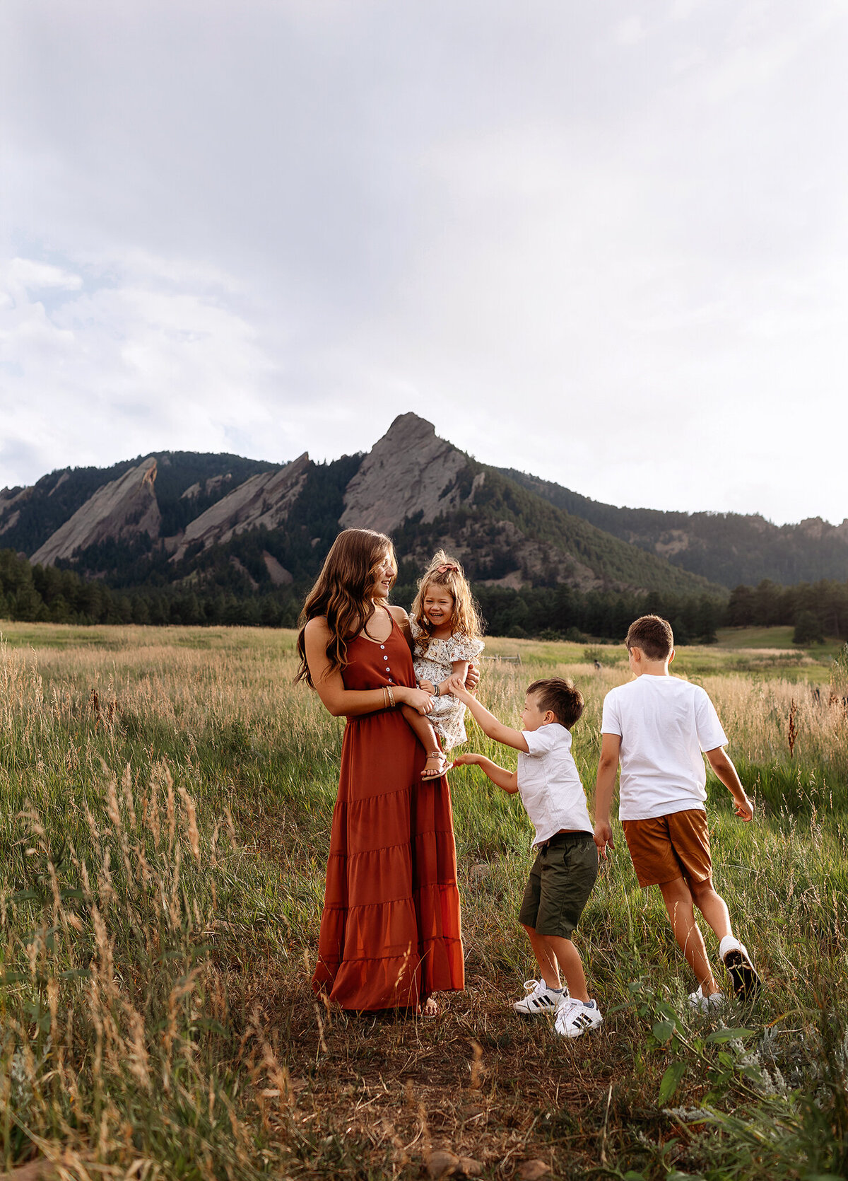 family photo session in front of the flat irons at the end of summer