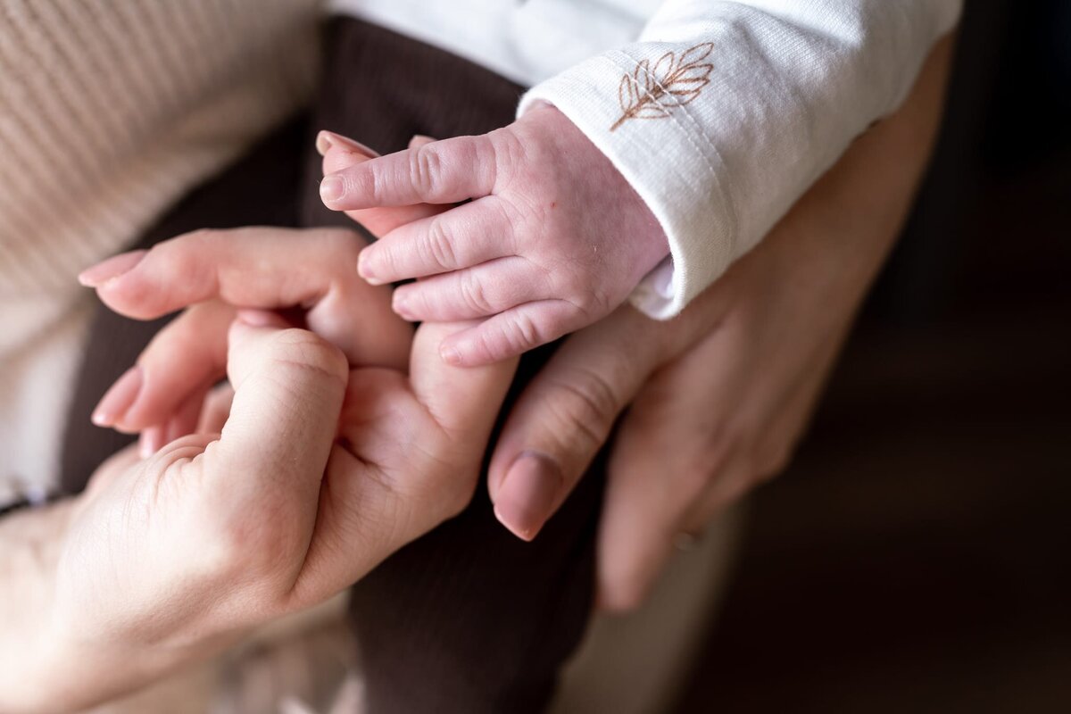 Newbornshoot Groningen Drenthe en Friesland - baby handjes details.