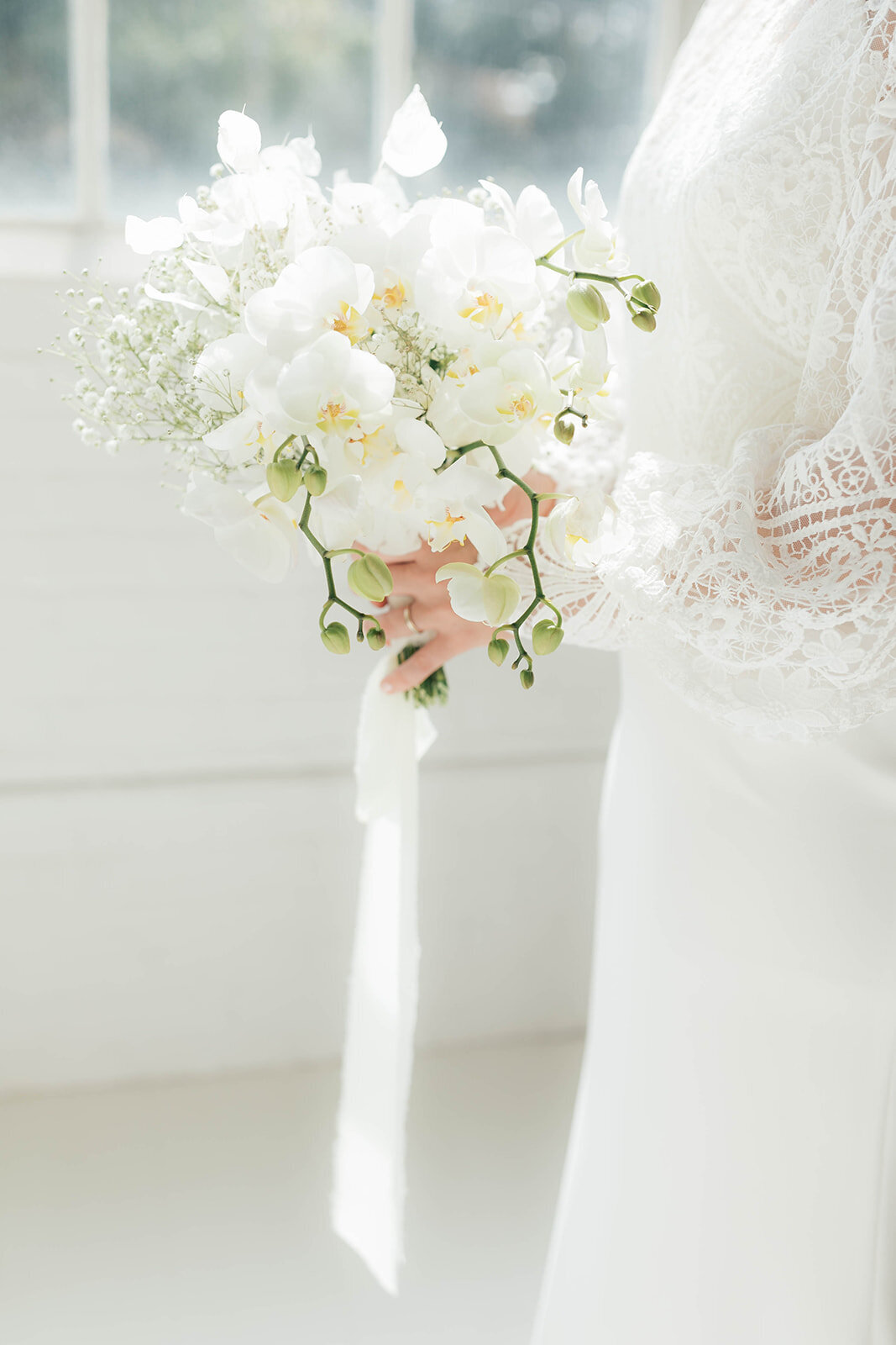 all-white-wedding-flowers-neutral-bridal-bouquet_1 (2)