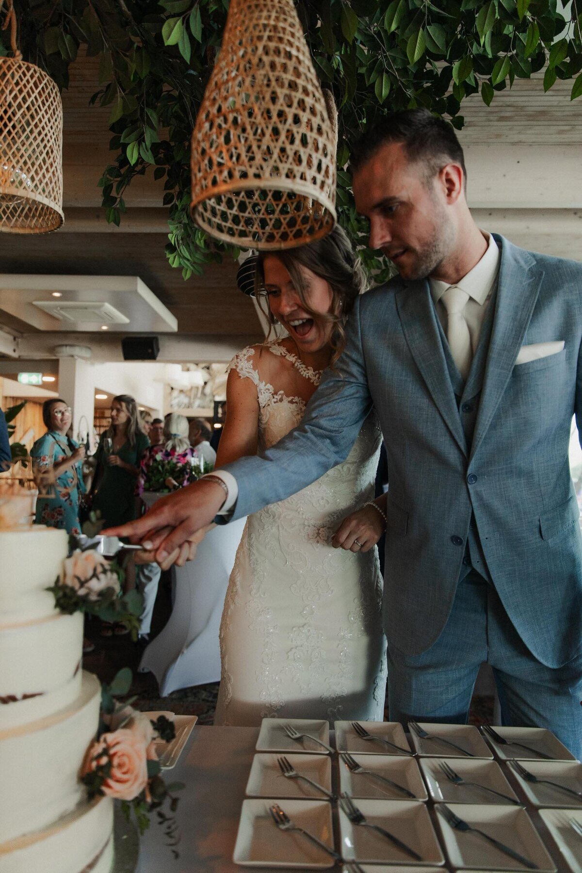 cutting-cake-taart-aansnijden