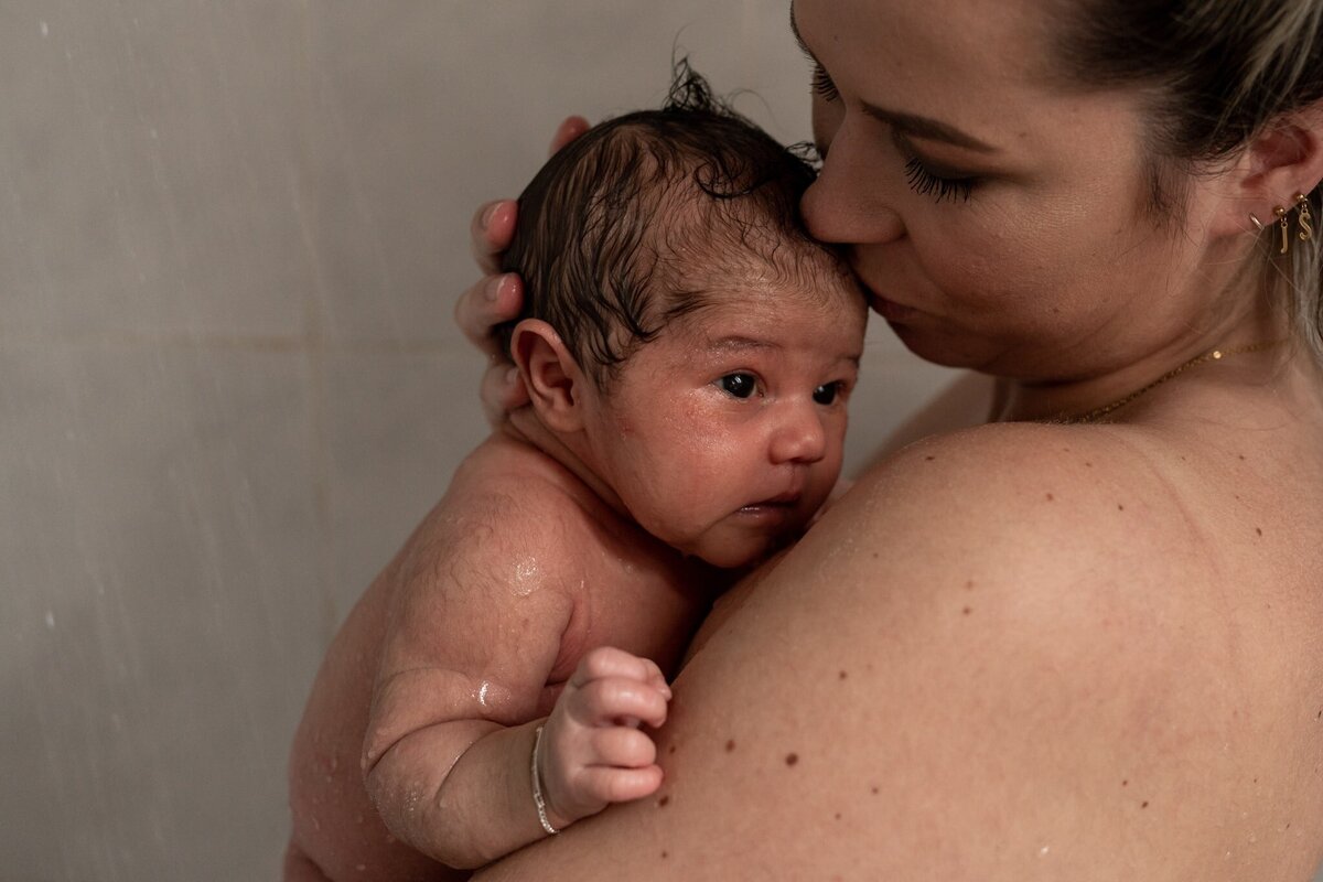 Newbornshoot Groningen Drenthe en Friesland - Moeder en pasgeboren baby borstvoeding.