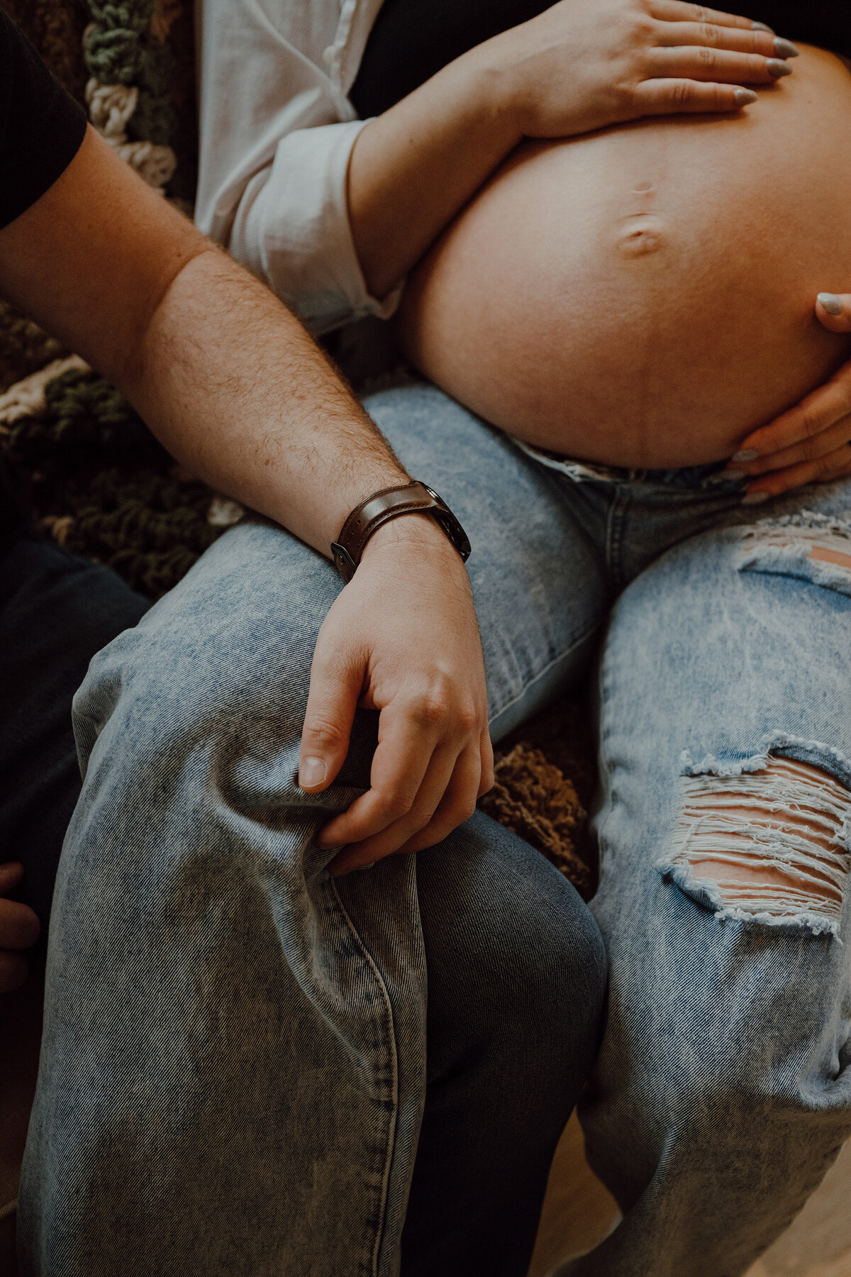 Maternity photographer based in Delaware