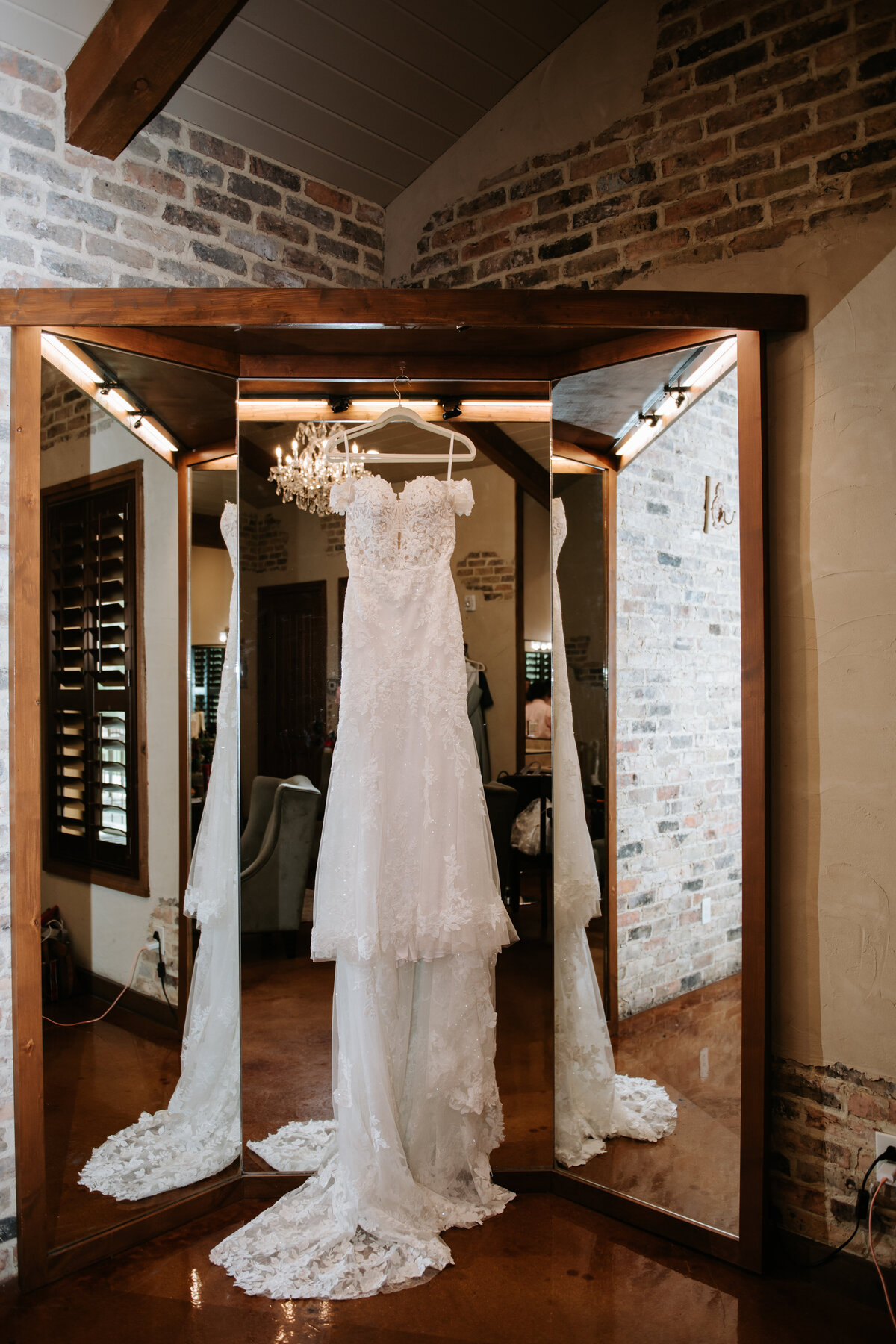 LA_Gruene_Chandlier_Wedding-46