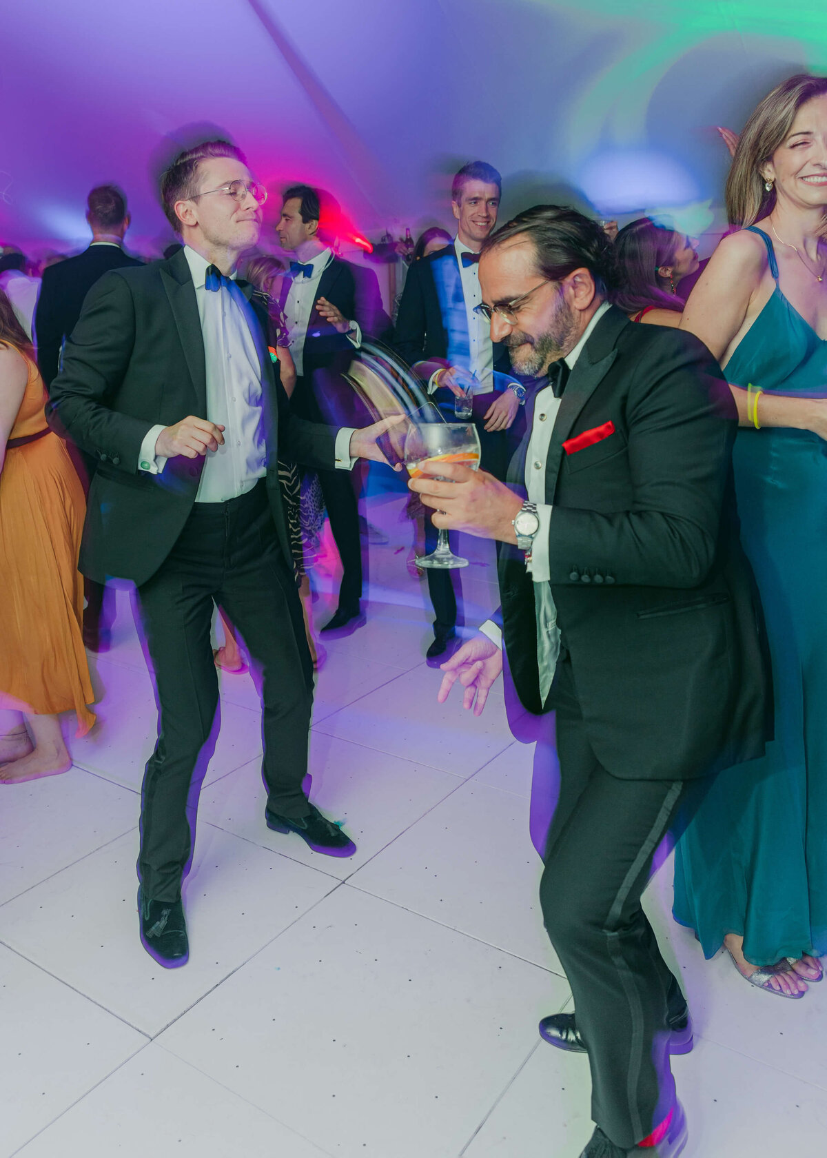 chloe-winstanley-weddings-dancefloor-guests-dancing