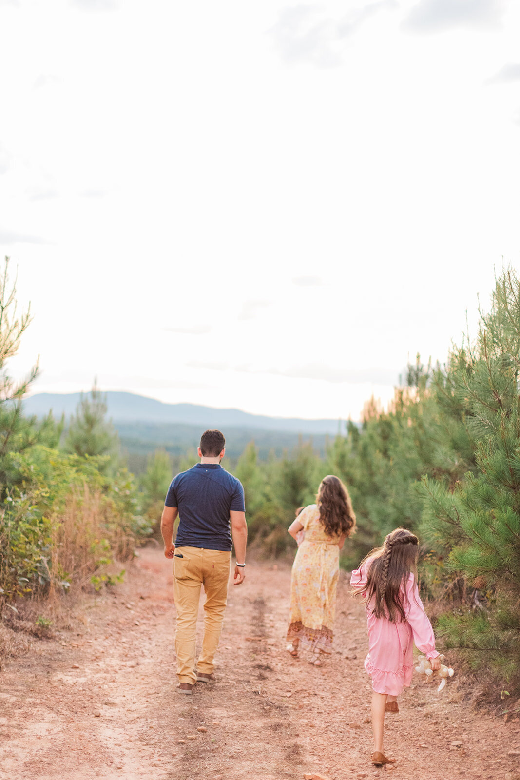 Hannah Elizabeth Photography captures at-home portraits in Taylorsville
