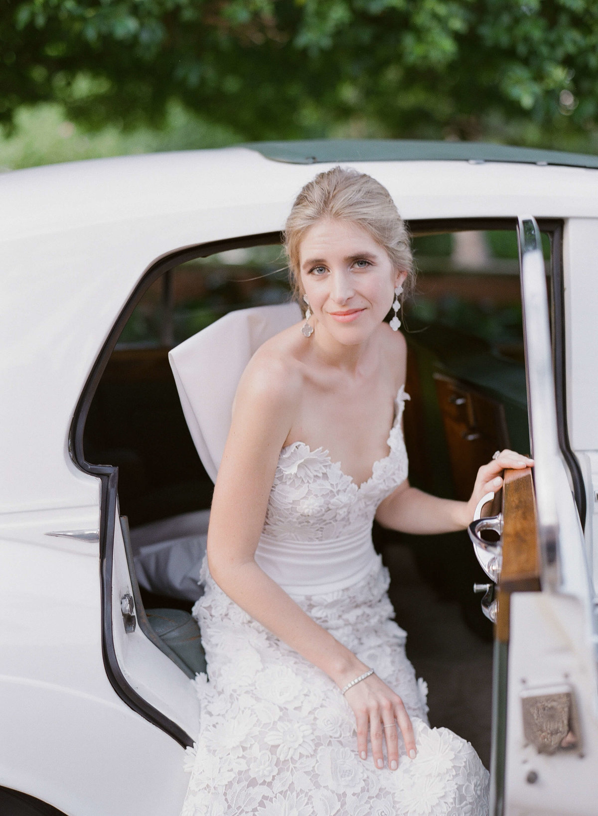 35-KTMerry-weddings-bride-vintage-car-Palm-Beach