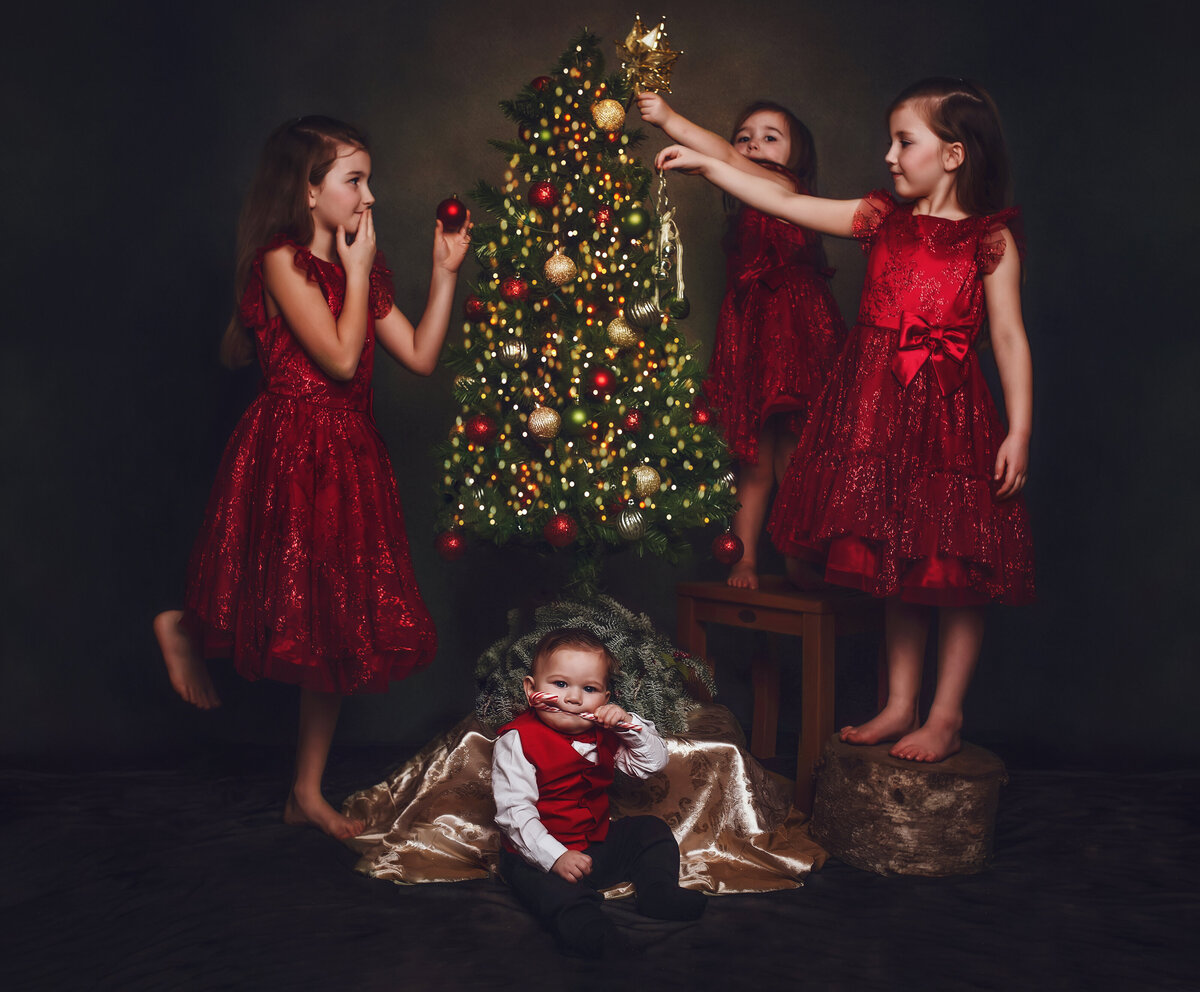 Children-around-christmas-tree