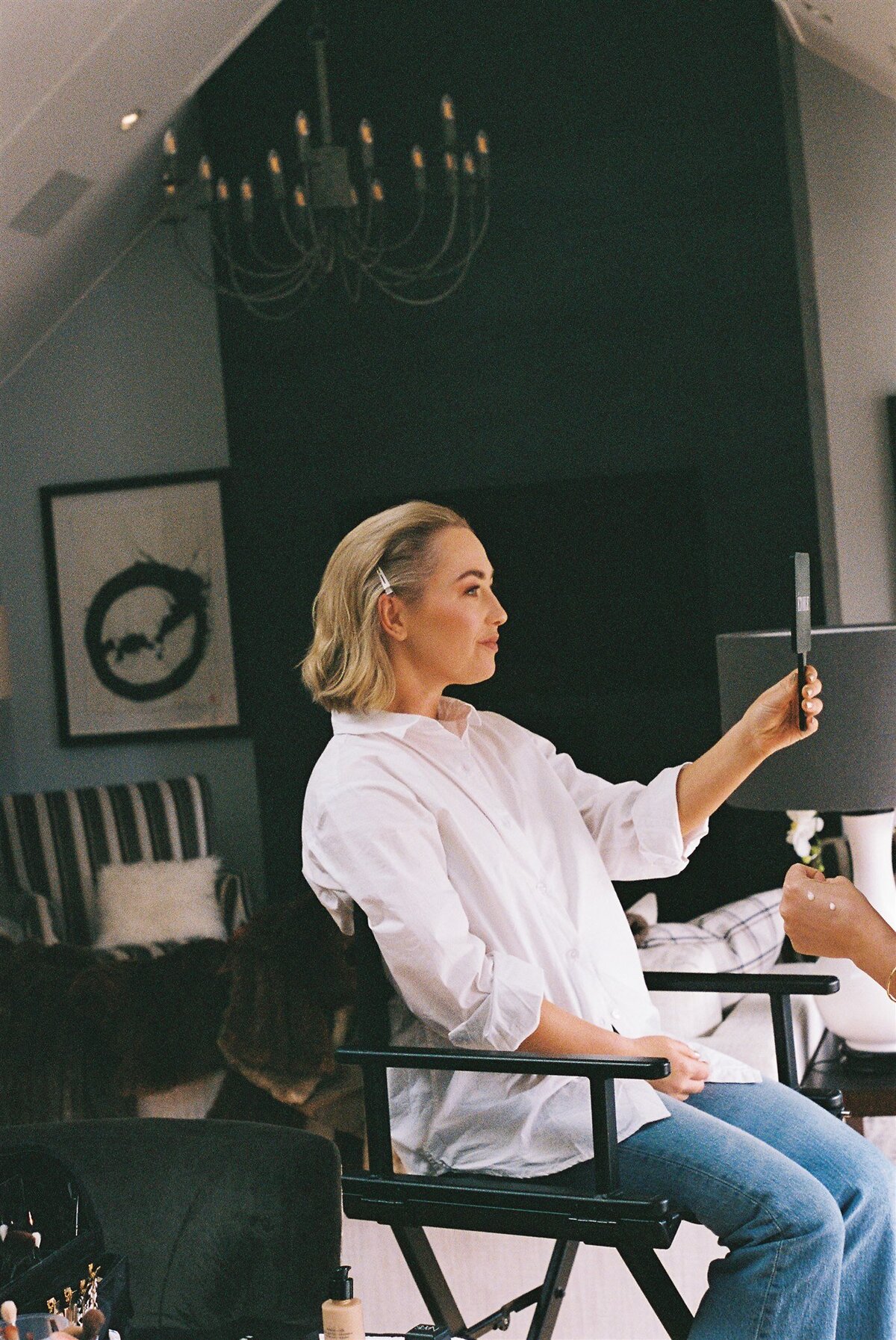 bridecheckinghermakeuponweddingday