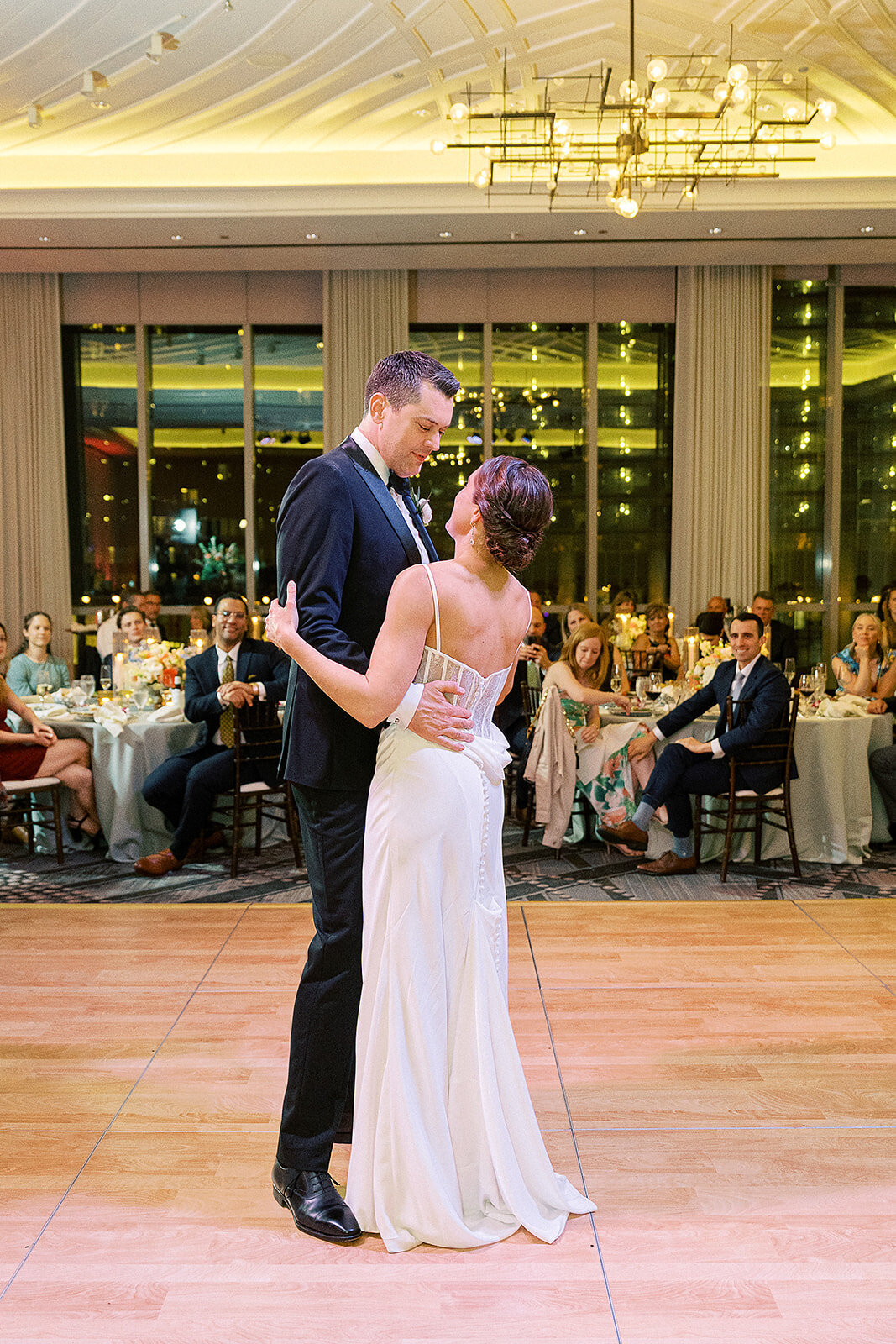 newlyweds-first-dance-juliet-ballroom-london-house-hotel-chicago-hbicweddings