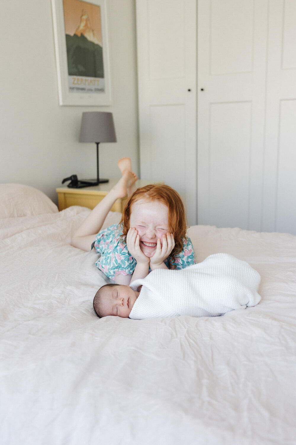 in-home-lifestyle-newborn-photo-session-Toronto-older-sibling-2