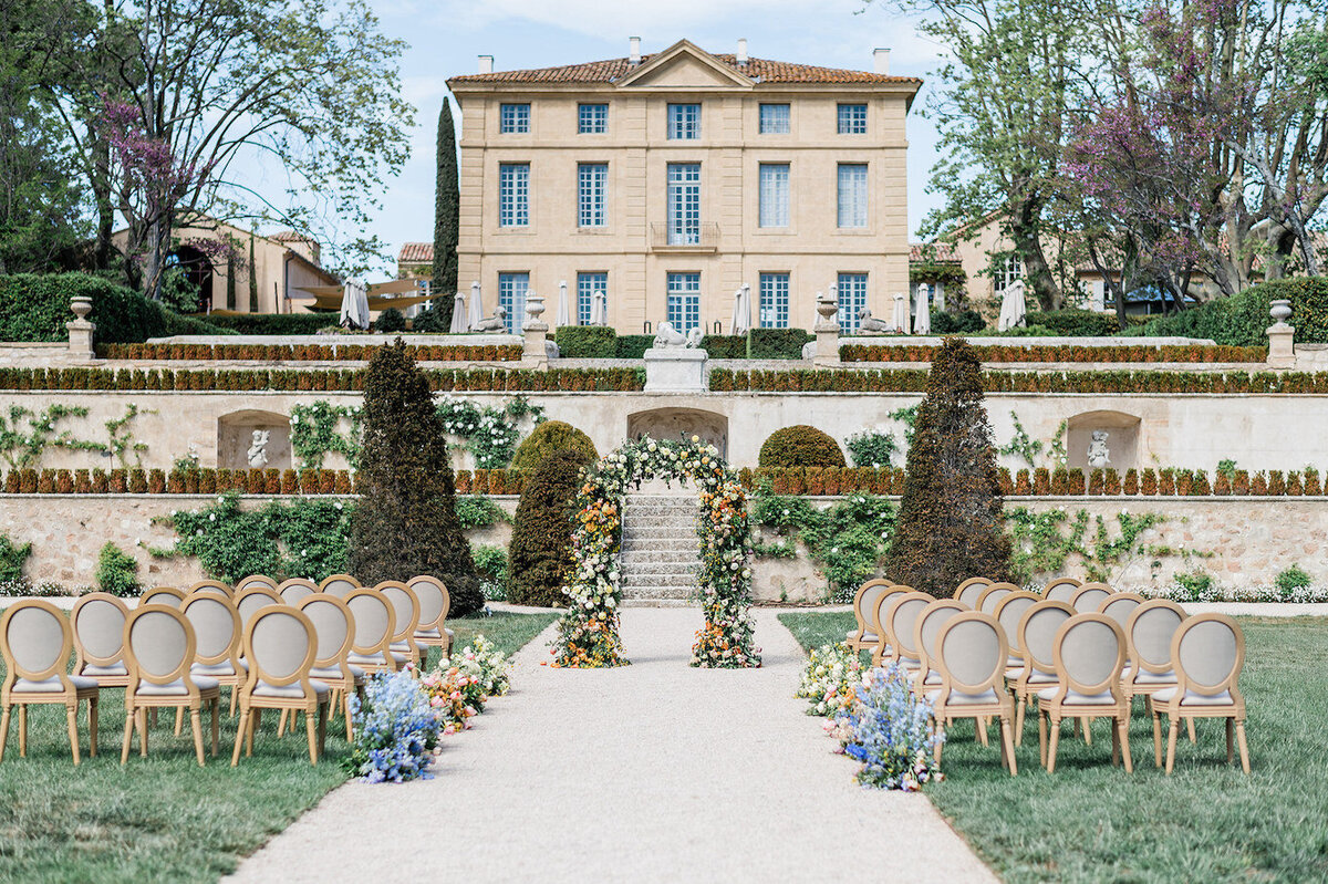 Unveil your love's poetic journey through the lens of fine art photography in France. Our luxury services combine curated elegance and authentic emotions, preserving every detail of your celebration.