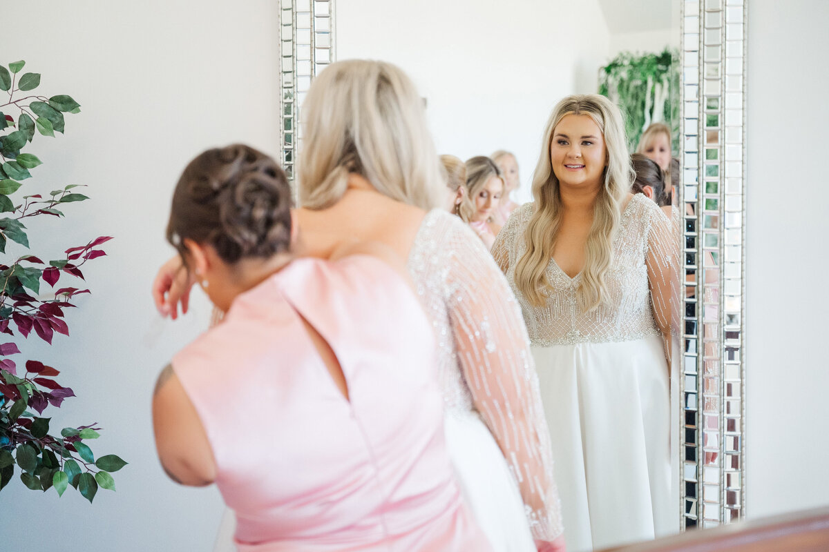 twelve oaks mansion bride getting ready for wedding