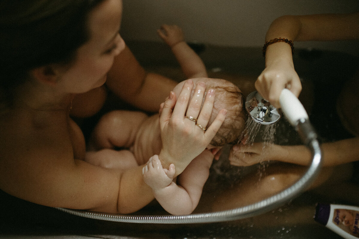 En mamma badar med sin bebis. Familjefotografering Göteborg.