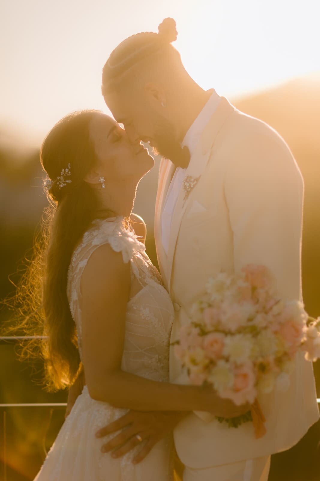 Couple-sunset-mariage-composition-fleurs