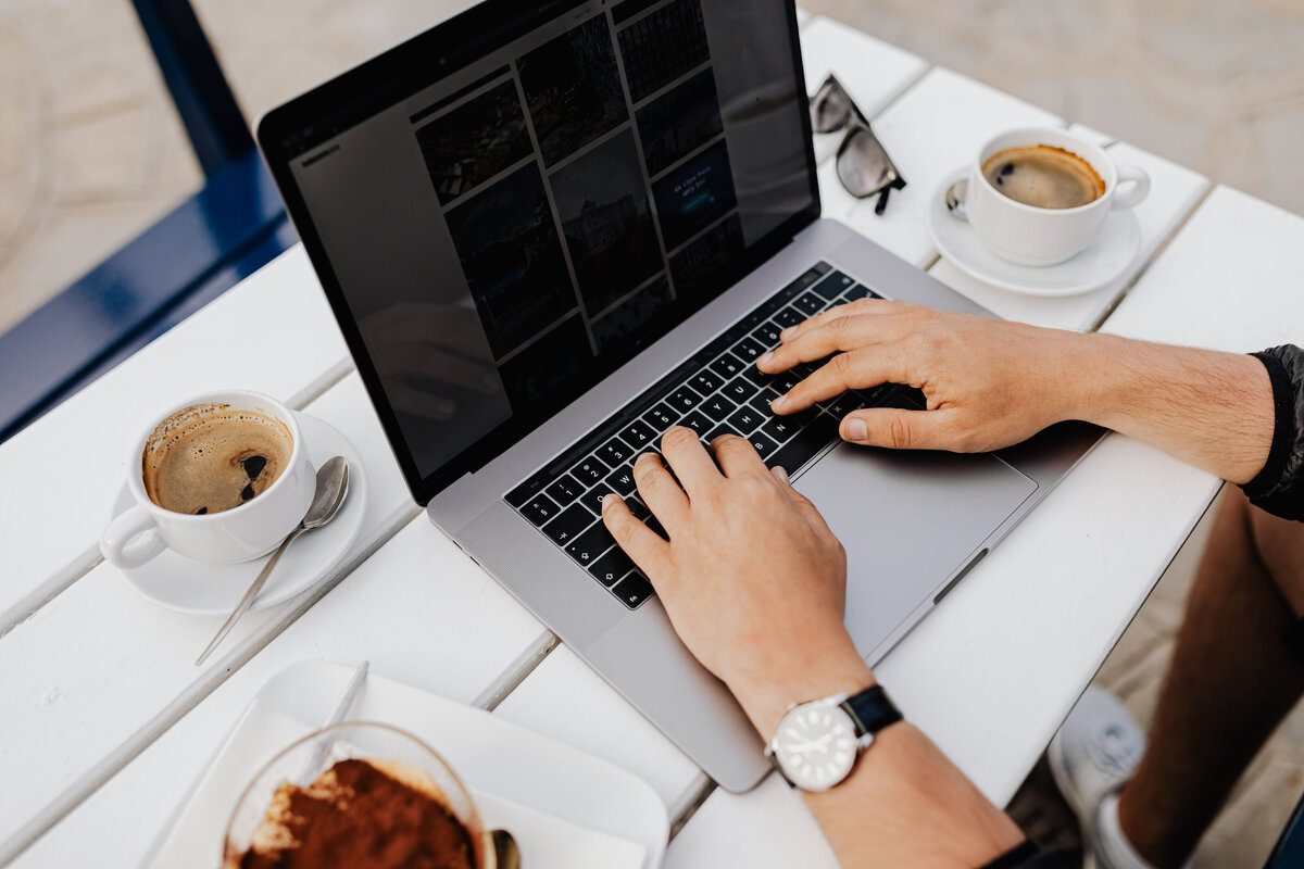 kaboompics_working-with-a-laptop-by-the-sea-cup-of-coffee-and-delicious-tiramisu-marina-di-puolo-italy-12796