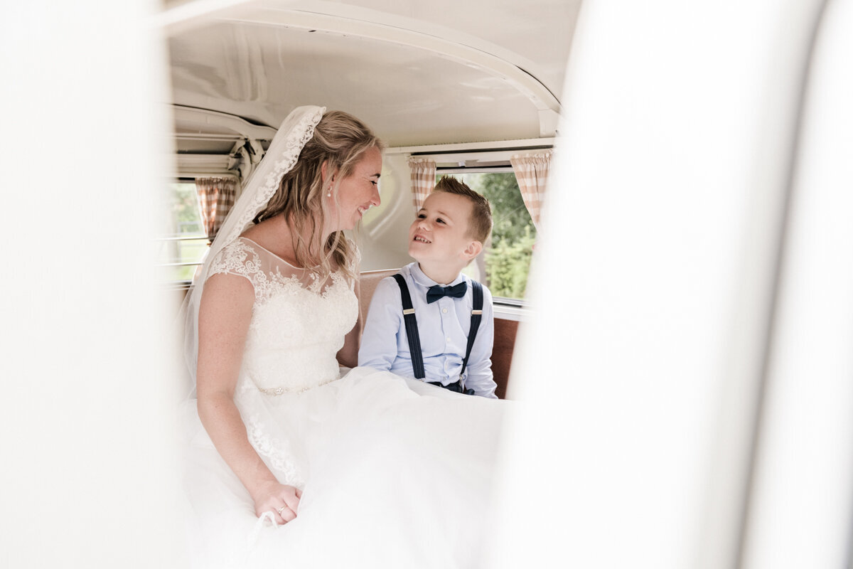 Bonifatiuskapel Dokkum. Trouwen in Achtkarspelen. Bruidsfotograaf, trouwfotograaf (15)