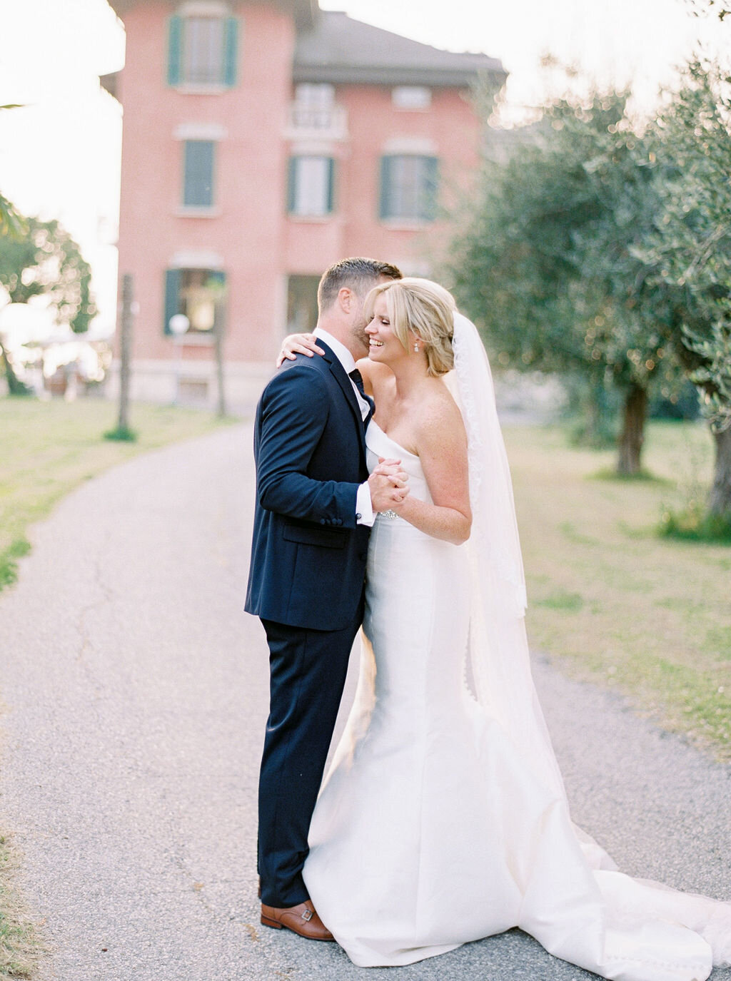 best-italy-wedding-photographer-soft-airy-lake-como-garda-mike-hannah-previews-15