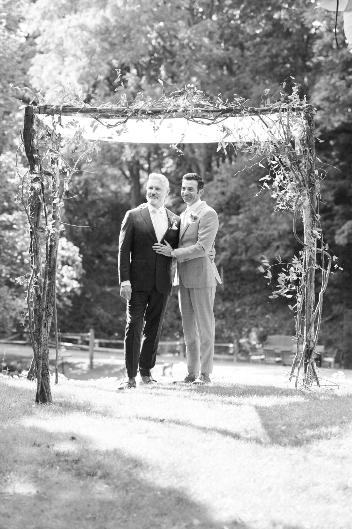 Newlyweds pose under the arch 